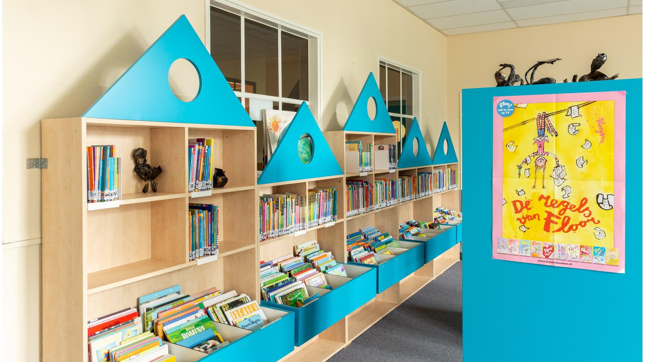 Boekenplank met kleurrijke boeken in de Christelijke Basisschool de Höchte in Alteveer (Gem. Stadskanaal). Boekenplank met kleurrijke boeken in de Christelijke Basisschool de Höchte in Alteveer (Gem. Stadskanaal).