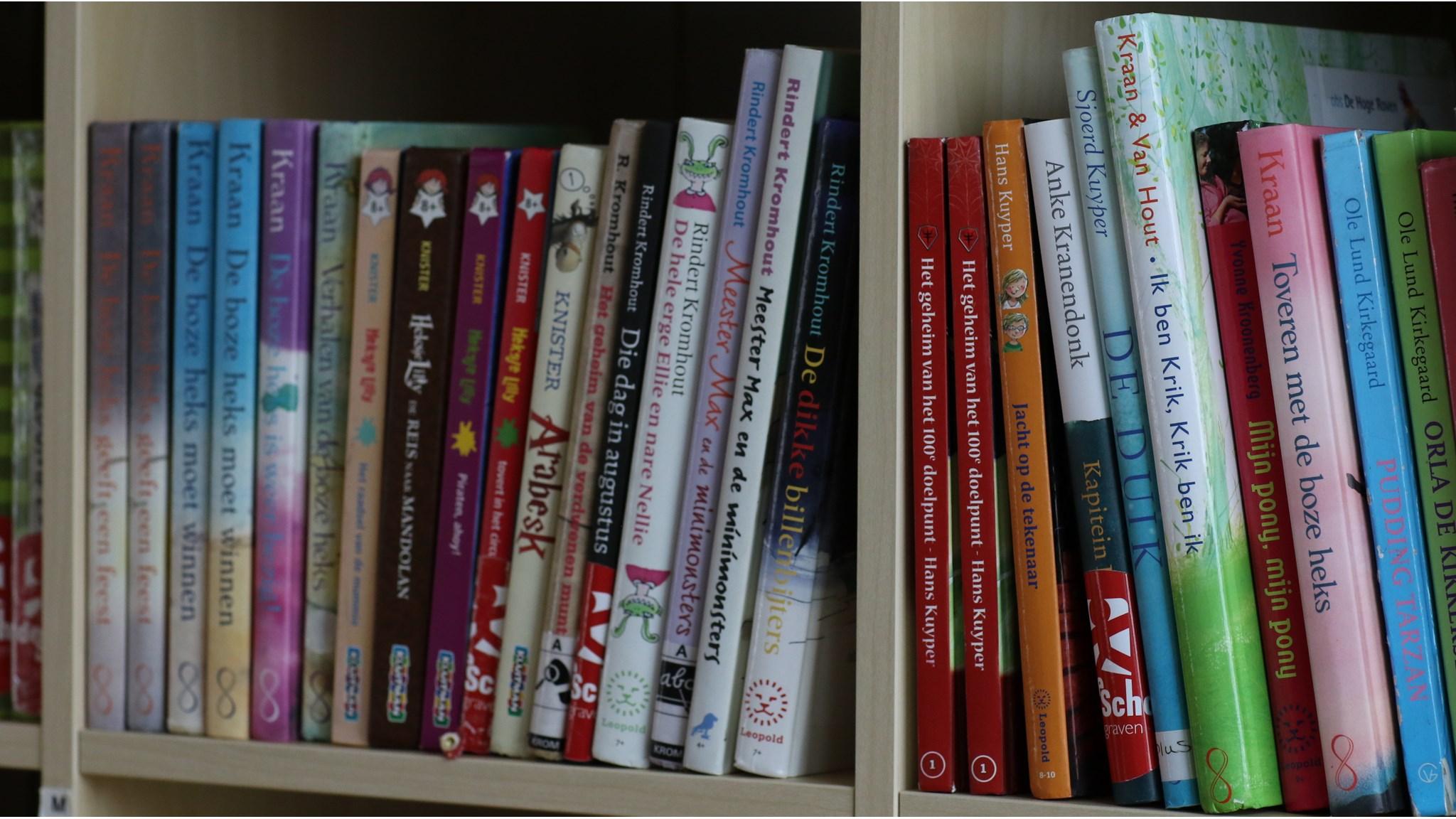 Boekenplank van Openbare Basisschool De Hoge Raven in Utrecht met diverse kinderboeken. Boekenplank van Openbare Basisschool De Hoge Raven in Utrecht met diverse kinderboeken.
