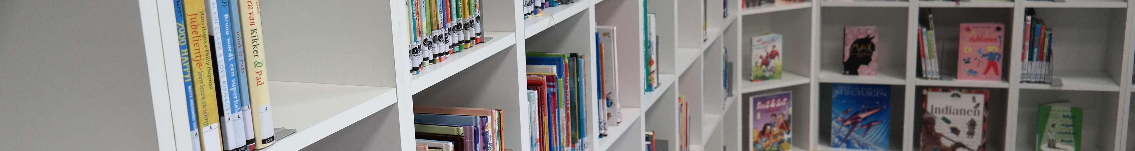 Boekenplanken in de bibliotheek van basisschool Het Avontuur in Dalfsen.