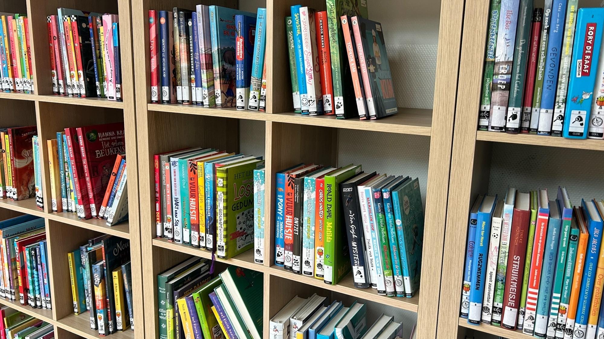 Boekenplanken vol kleurrijke boeken in Kindcentrum De Klister, Nieuw-Buinen. Boekenplanken vol kleurrijke boeken in Kindcentrum De Klister, Nieuw-Buinen.