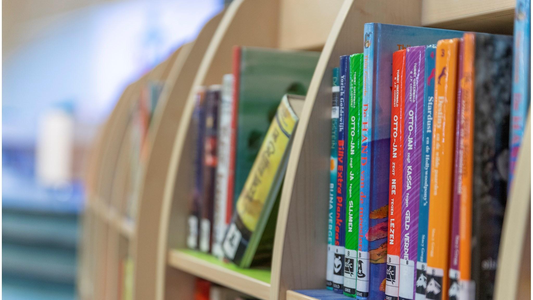 Boekenrek in Basisschool De Schakel, Kerkrade, met een verscheidenheid aan kleurrijke boeken. Boekenrek in Basisschool De Schakel, Kerkrade, met een verscheidenheid aan kleurrijke boeken.