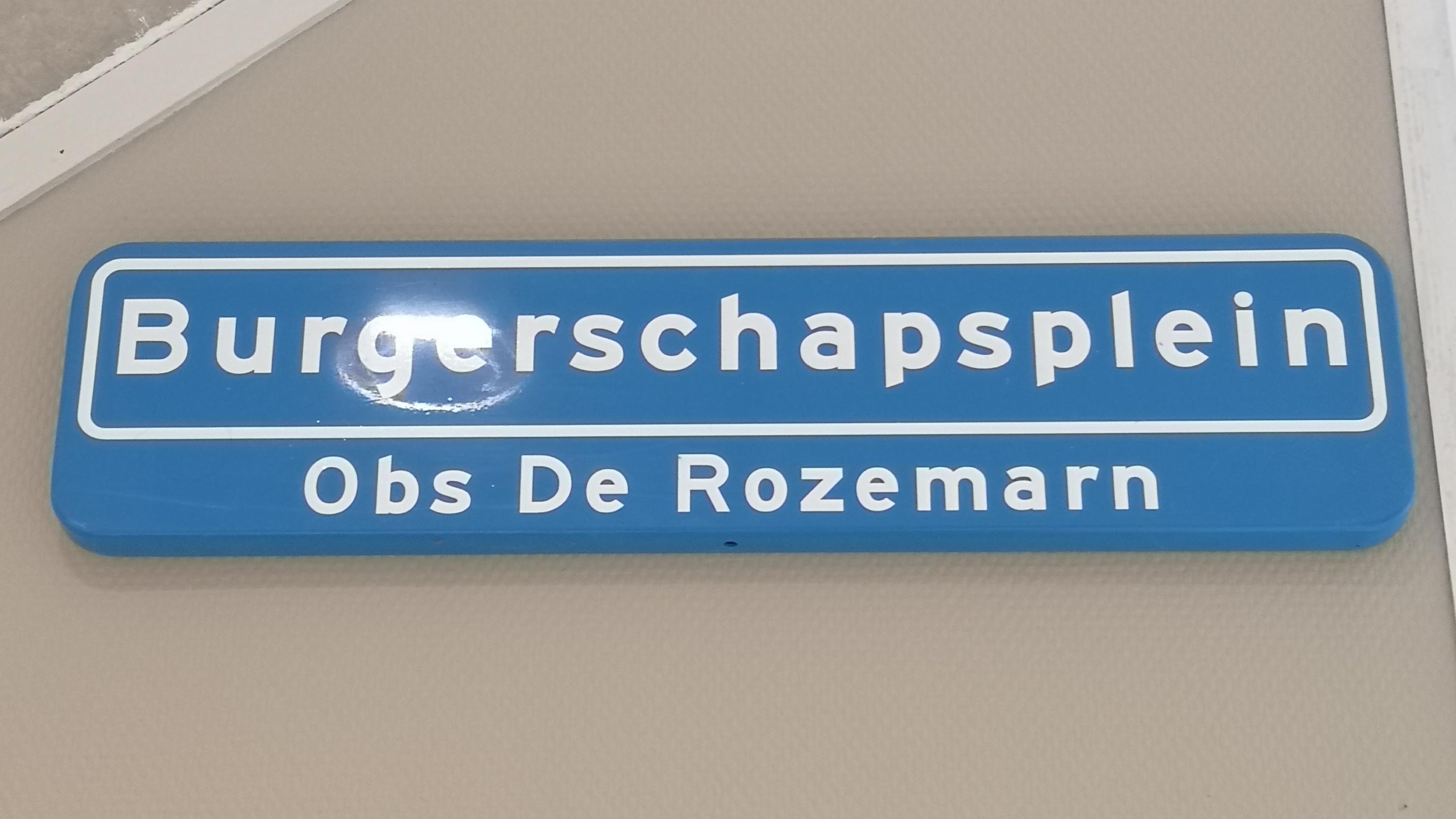 Bord met de naam 'Burgerschapsplein' bij Obs De Rozemarn in Amsterdam. Bord met de naam 'Burgerschapsplein' bij Obs De Rozemarn in Amsterdam.