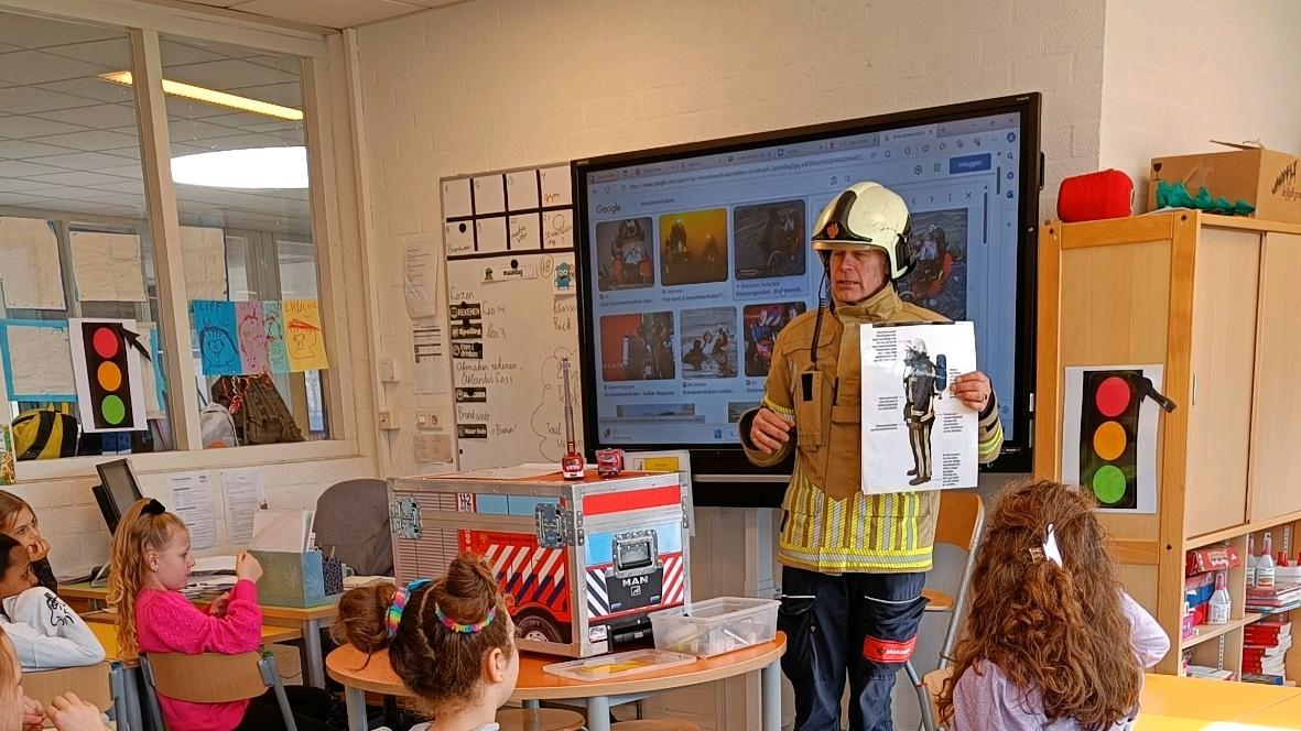 Brandweerman geeft les aan leerlingen op KBS Kameleon in Amersfoort. Brandweerman geeft les aan leerlingen op KBS Kameleon in Amersfoort.