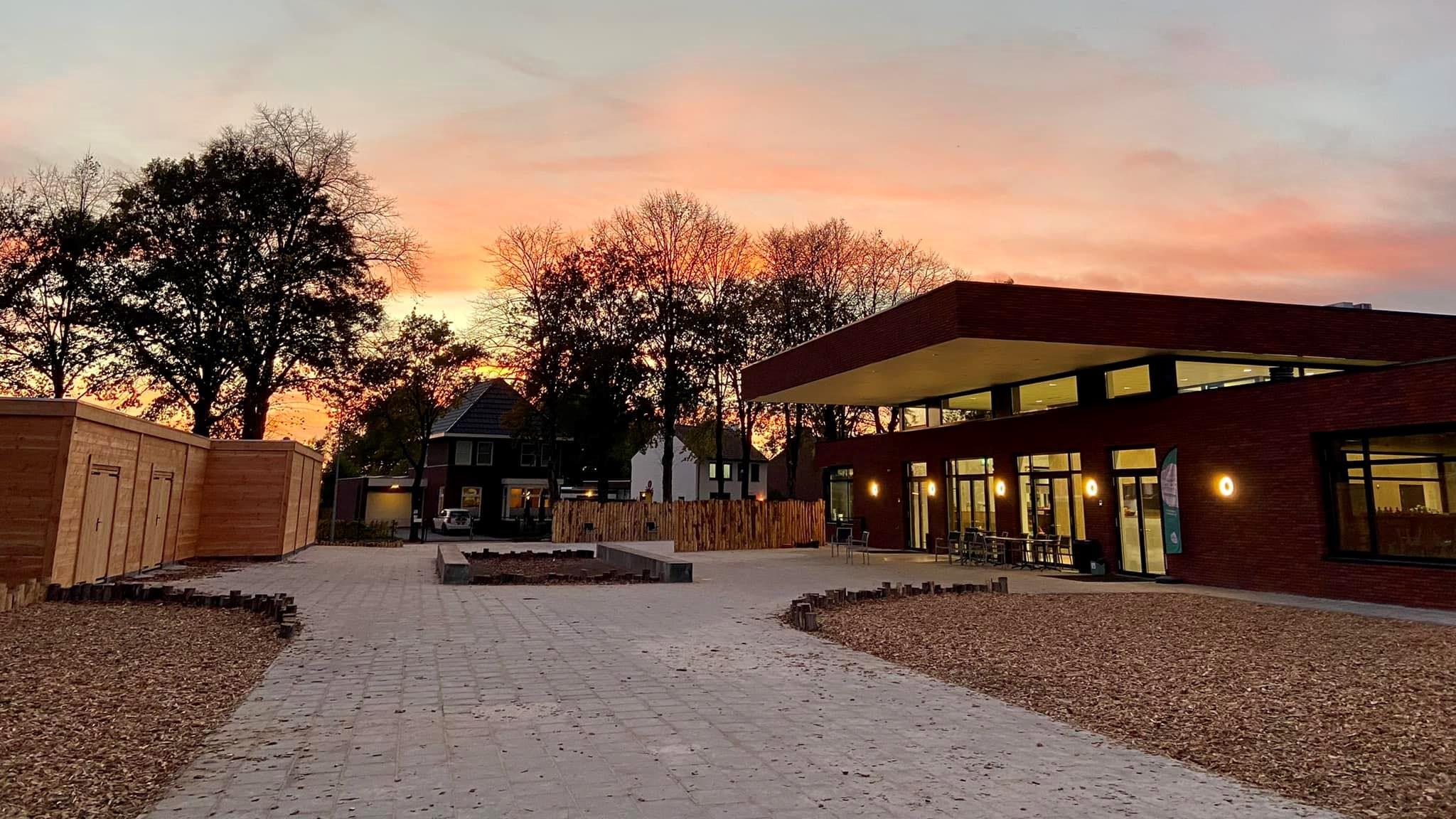 Buitengebied van KindCentrum Altweerterheide in Weert tijdens zonsondergang. Buitengebied van KindCentrum Altweerterheide in Weert tijdens zonsondergang.