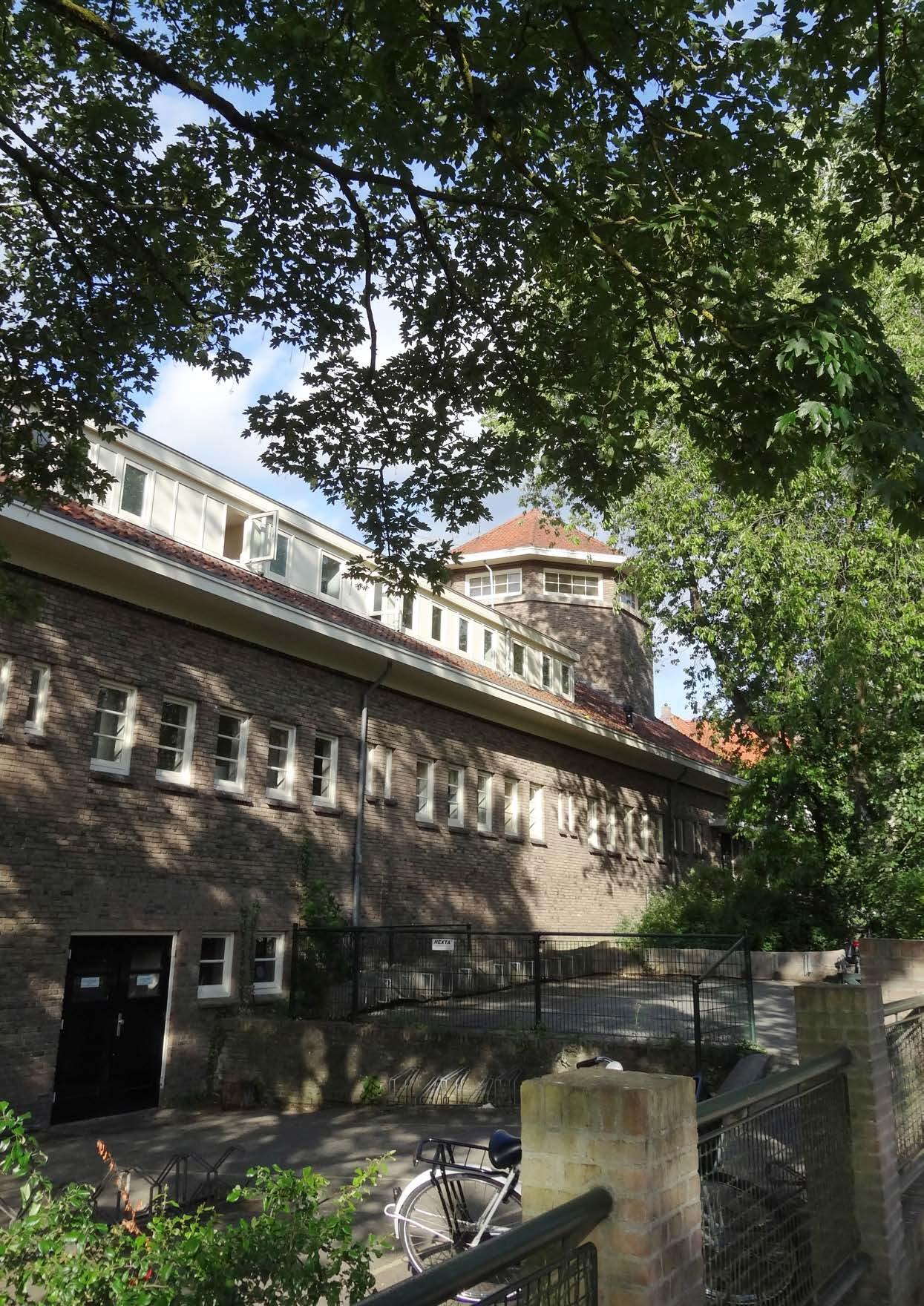 Buitengezicht van de P.C. basisschool De Bolster in Amersfoort, omringd door groen. Buitengezicht van de P.C. basisschool De Bolster in Amersfoort, omringd door groen.