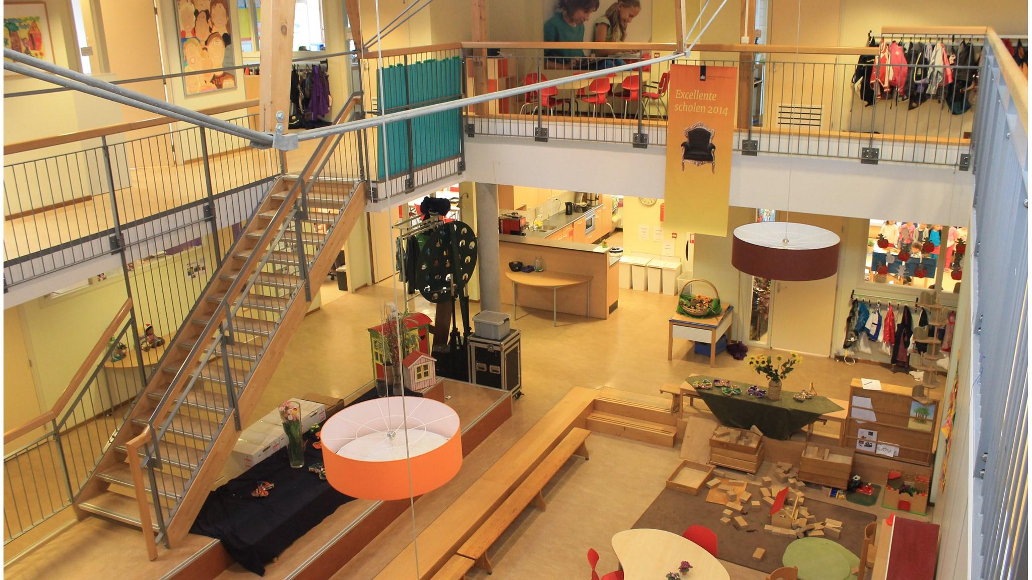 CBS Anna van Buren, Roombeek in Enschede: een overzicht van de schoolruimte met leermaterialen en knusse zitplekken. CBS Anna van Buren, Roombeek in Enschede: een overzicht van de schoolruimte met leermaterialen en knusse zitplekken.