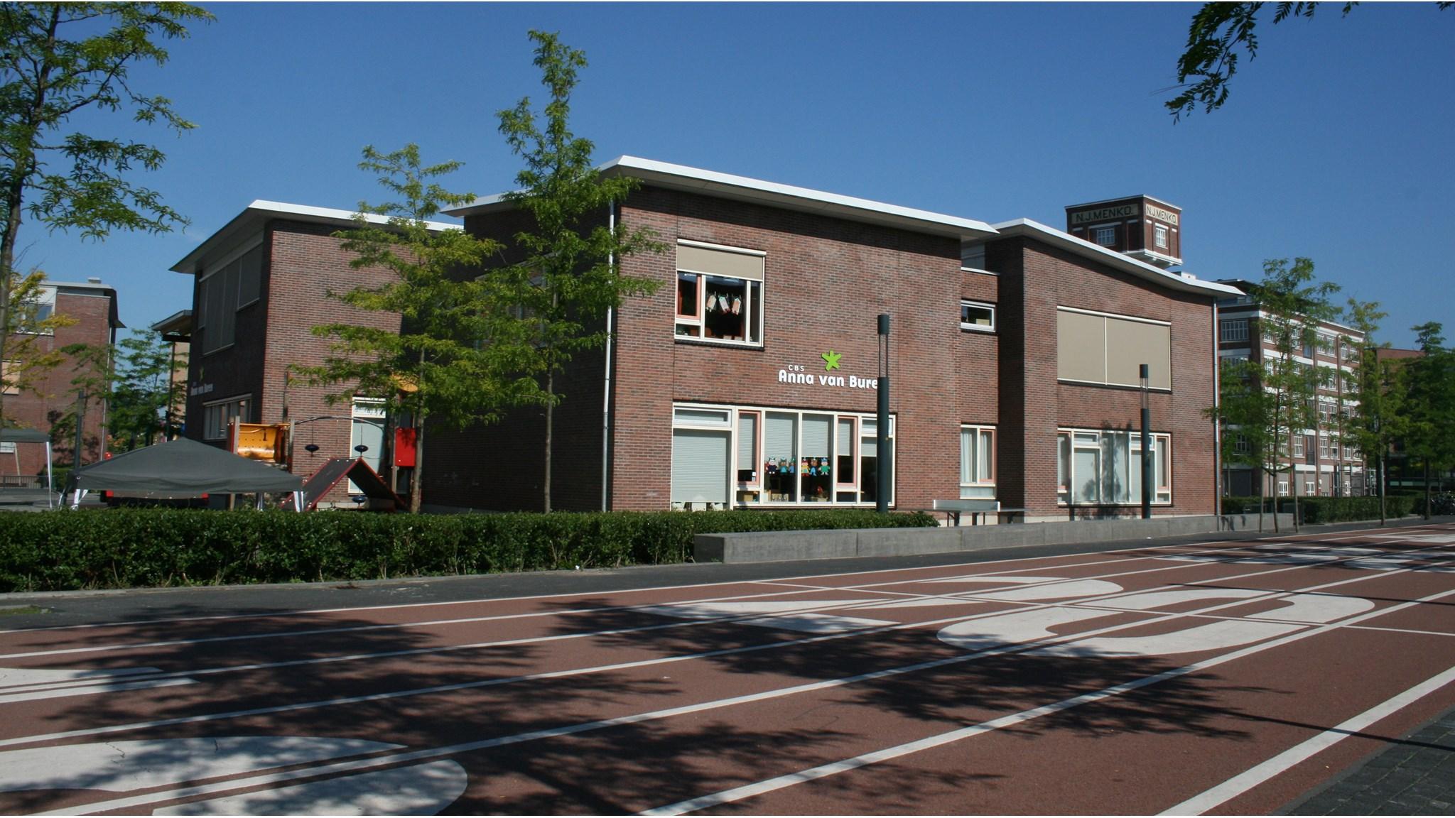 CBS Anna van Buren, Roombeek in Enschede, met zicht op het schoolgebouw en de omgeving. CBS Anna van Buren, Roombeek in Enschede, met zicht op het schoolgebouw en de omgeving.