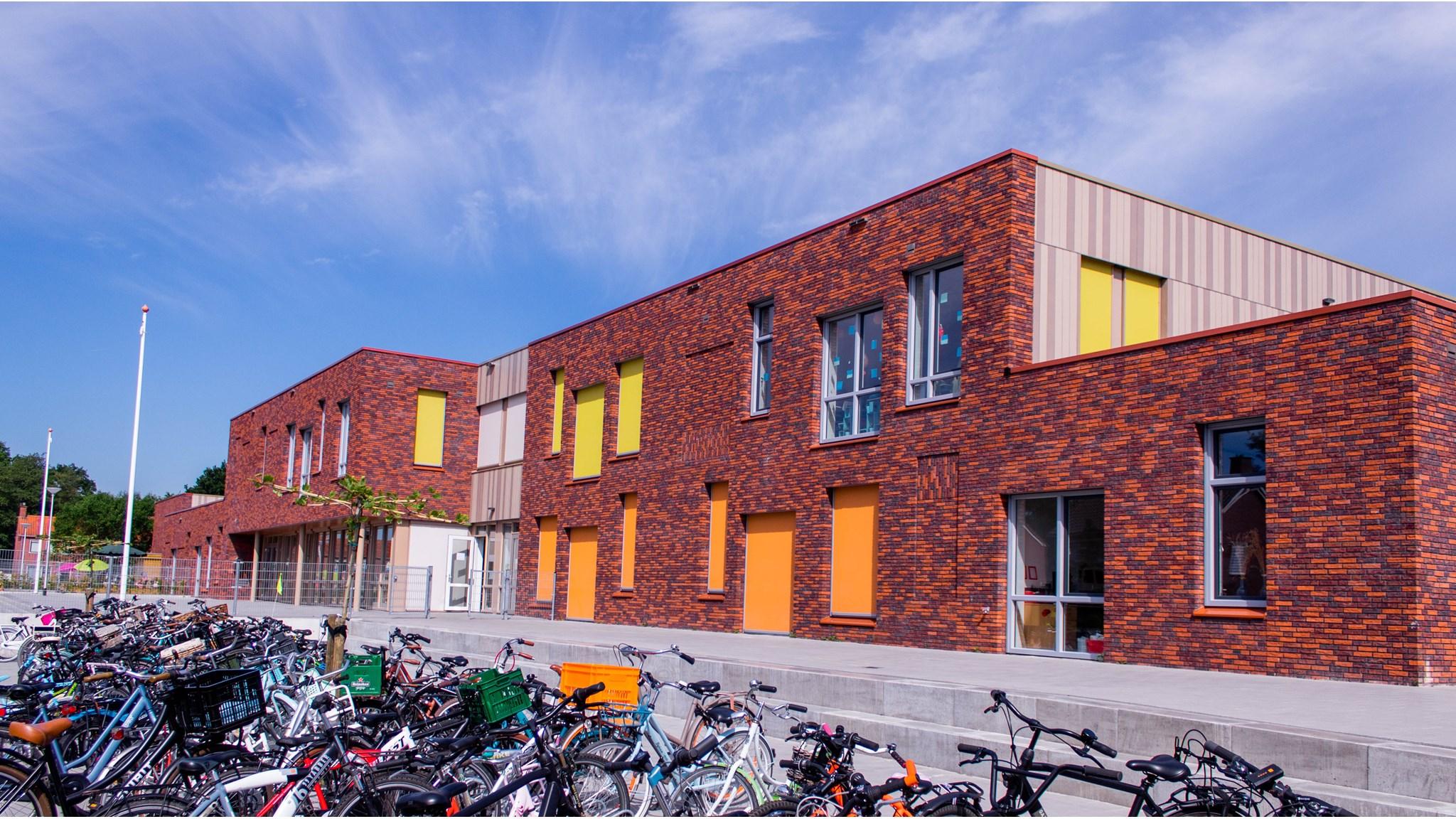 CBS de 7-Sprong in Oude Pekela met een drukke fietsenstalling voor de school. CBS de 7-Sprong in Oude Pekela met een drukke fietsenstalling voor de school.