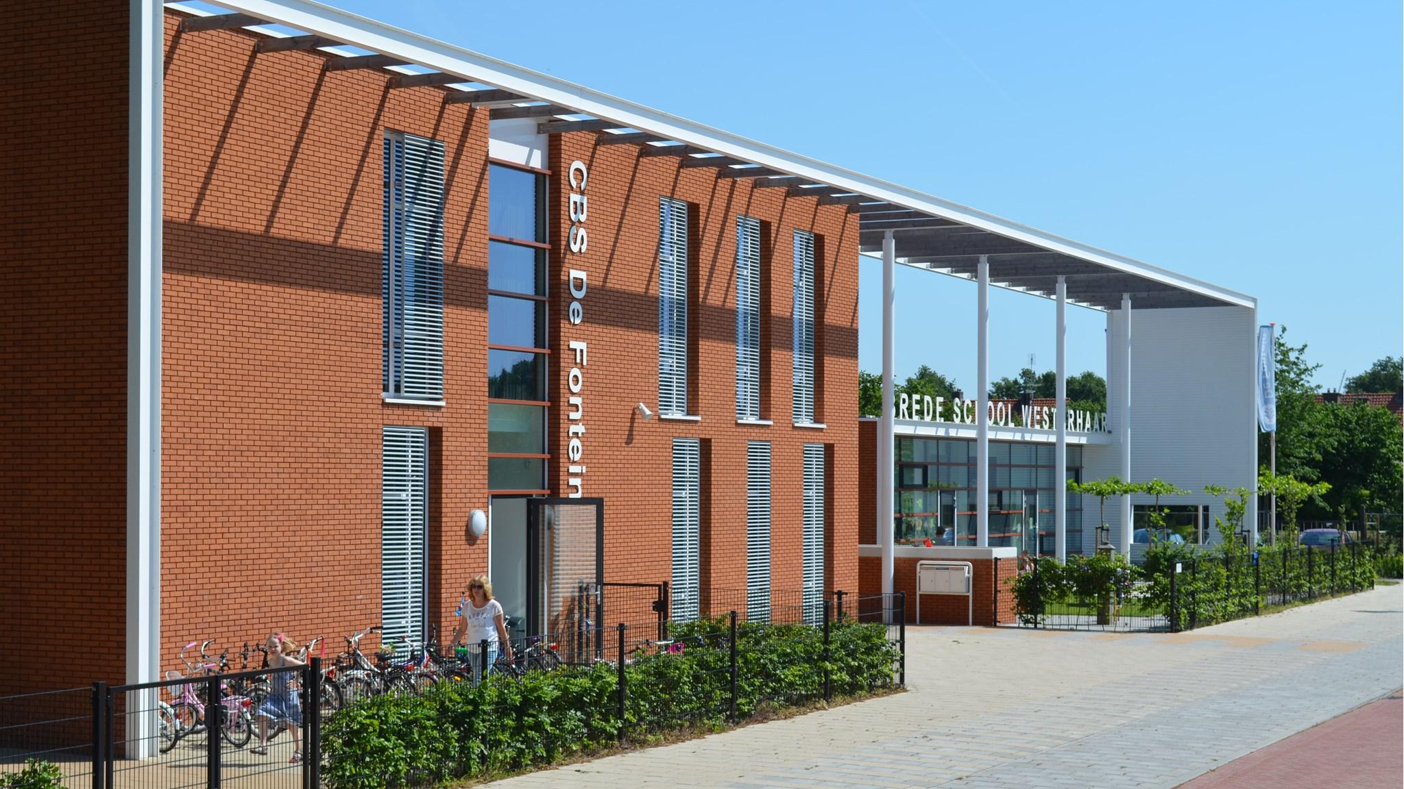 CBS De Fontein, Christelijke basisschool in Westerhaar-Vriezenveensewijk met een zonnig schoolplein en modern gebouw. CBS De Fontein, Christelijke basisschool in Westerhaar-Vriezenveensewijk met een zonnig schoolplein en modern gebouw.