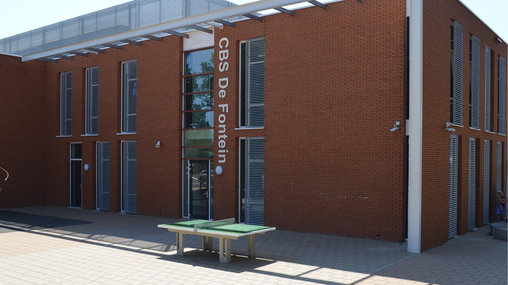 CBS De Fontein in Westerhaar-Vriezenveensewijk met een speeltafel op het schoolplein. CBS De Fontein in Westerhaar-Vriezenveensewijk met een speeltafel op het schoolplein.