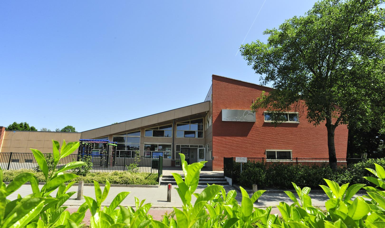 CBS De Heidevlinder in Zuidwolde (Drenthe) met een zicht op het schoolplein. CBS De Heidevlinder in Zuidwolde (Drenthe) met een zicht op het schoolplein.