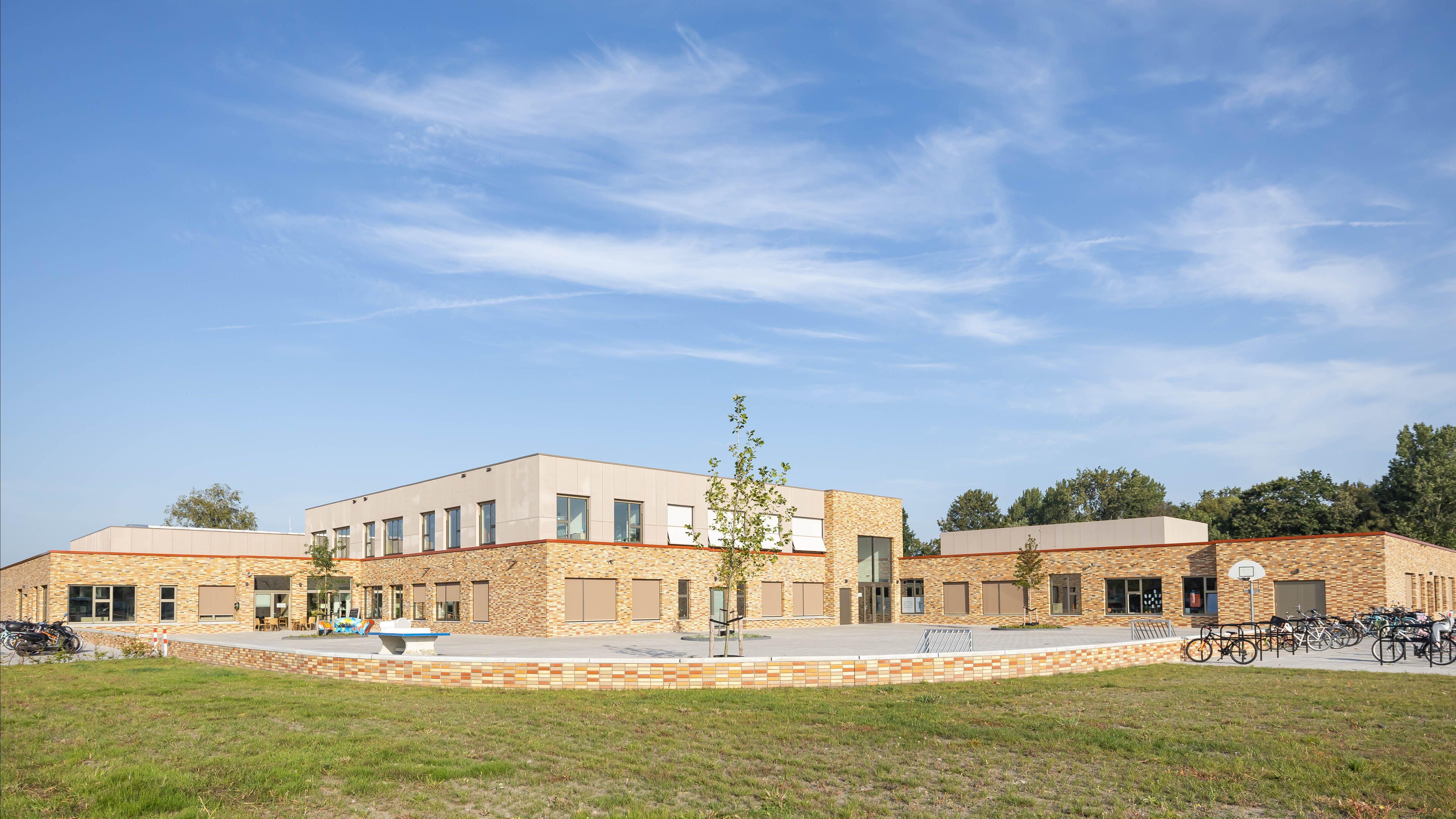 CBS de Hoeksteen in Hoogezand met een prachtig schoolplein en moderne bouwstijl. CBS de Hoeksteen in Hoogezand met een prachtig schoolplein en moderne bouwstijl.