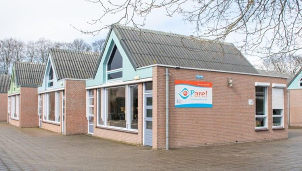 CBS De Parel in Hierden met een overzicht van het schoolgebouw. CBS De Parel in Hierden met een overzicht van het schoolgebouw.