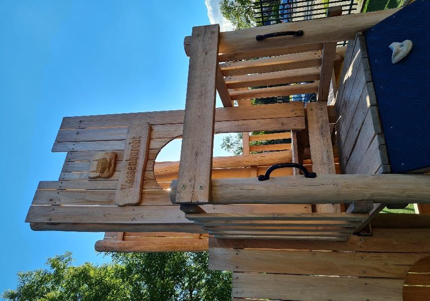 CBS De Vossenburcht heeft een houten speeltoestel op het schoolplein in Winschoten. CBS De Vossenburcht heeft een houten speeltoestel op het schoolplein in Winschoten.