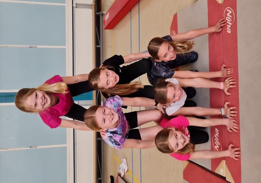 CBS De Vossenburcht in Winschoten: Groep meisjes die samenwerken in gymnastiek. CBS De Vossenburcht in Winschoten: Groep meisjes die samenwerken in gymnastiek.