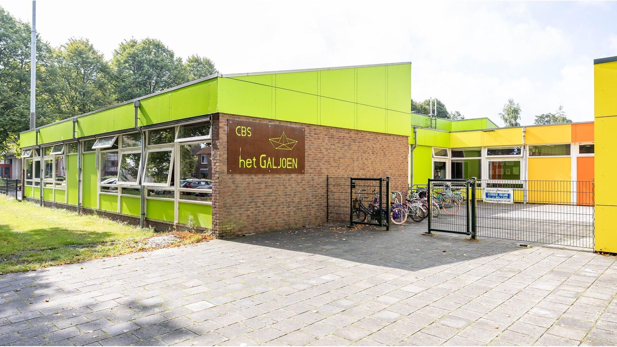 CBS Het Galjoen in Hoogezand met een kleurrijke buitengevel en fietsenstalling. CBS Het Galjoen in Hoogezand met een kleurrijke buitengevel en fietsenstalling.