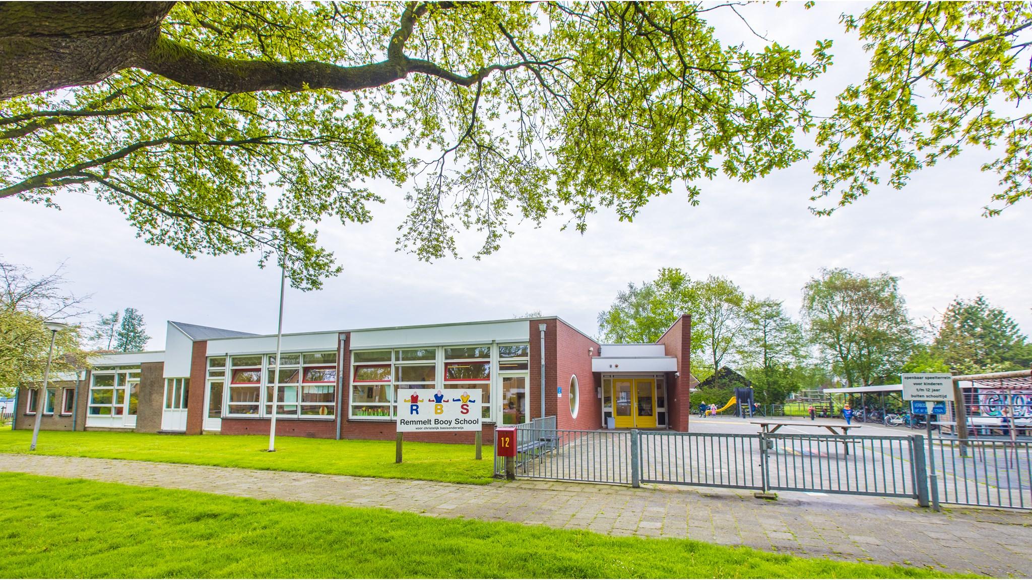CBS Remmelt Booy in Doezum met een groen schoolplein en kleurrijke facade. CBS Remmelt Booy in Doezum met een groen schoolplein en kleurrijke facade.