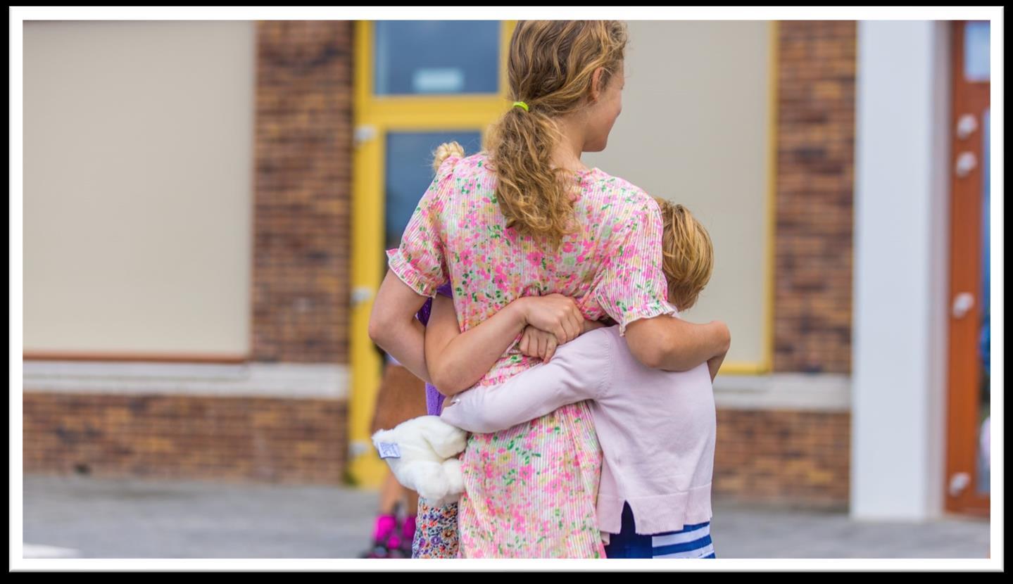 CBS Van Panhuys in Leek, met kinderen die elkaar omhelzen op het schoolplein. CBS Van Panhuys in Leek, met kinderen die elkaar omhelzen op het schoolplein.