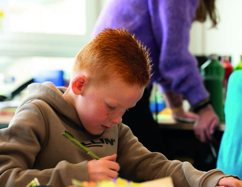 Christelijk Kindcentrum Ichthus in Genemuiden, een leerling aan het tekenen in de klas. Christelijk Kindcentrum Ichthus in Genemuiden, een leerling aan het tekenen in de klas.