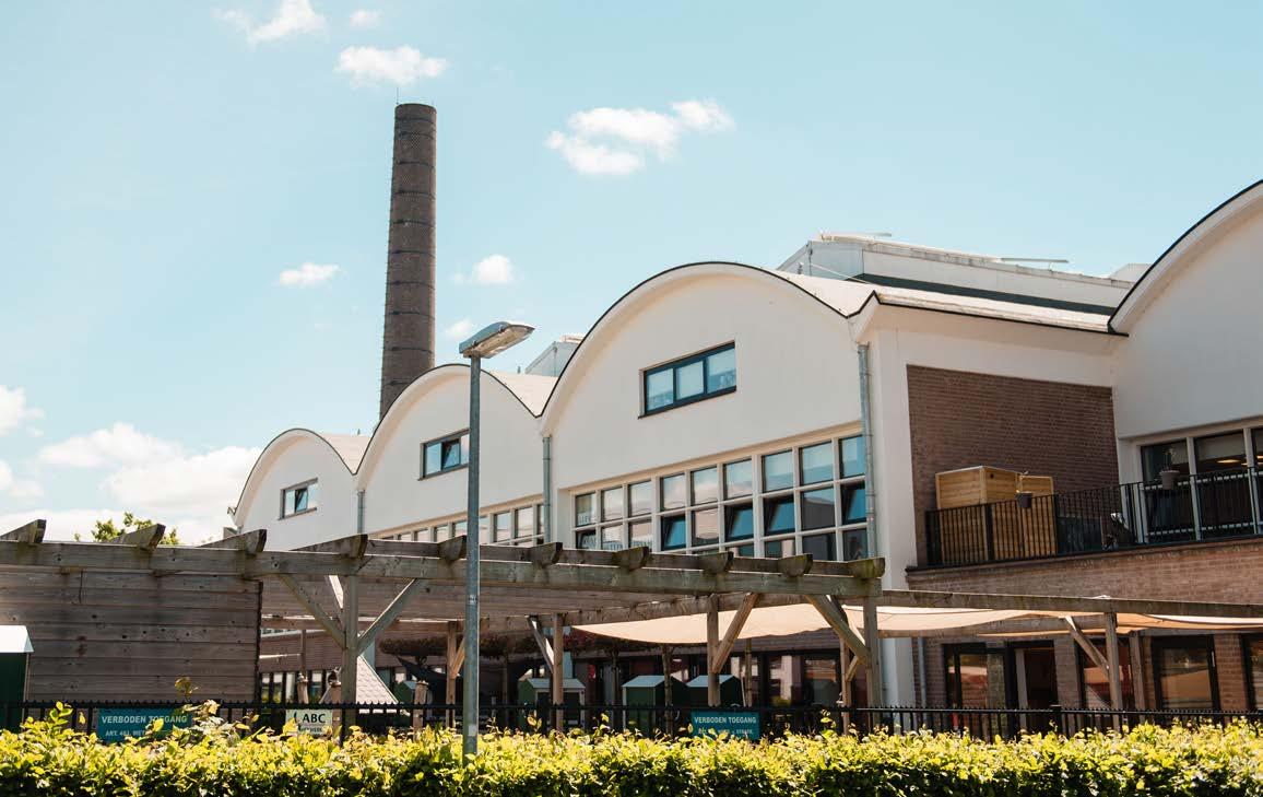 Christelijke Basisschool Avonturijn in Hilversum met een schoolplein en herkenbare architectuur. Christelijke Basisschool Avonturijn in Hilversum met een schoolplein en herkenbare architectuur.