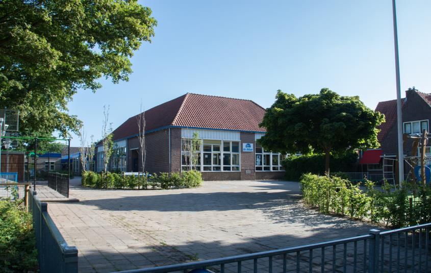 Christelijke Basisschool De Akker in Oosterwolde (Fryslân) met een helder schoolplein en groene begroeiing. Christelijke Basisschool De Akker in Oosterwolde (Fryslân) met een helder schoolplein en groene begroeiing.