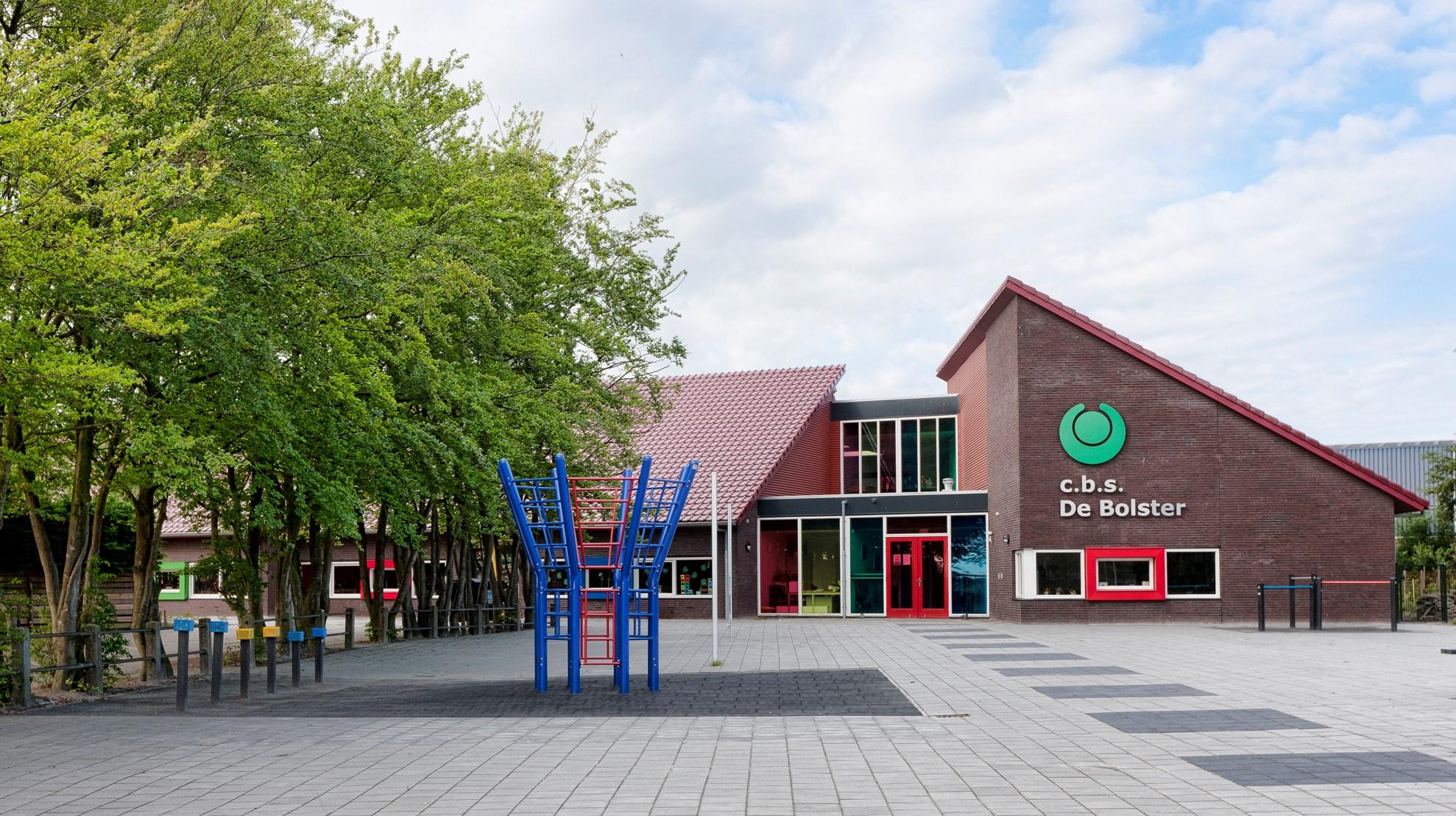 Christelijke Basisschool de Bolster in Balk met een modern schoolplein en speelmateriaal. Christelijke Basisschool de Bolster in Balk met een modern schoolplein en speelmateriaal.