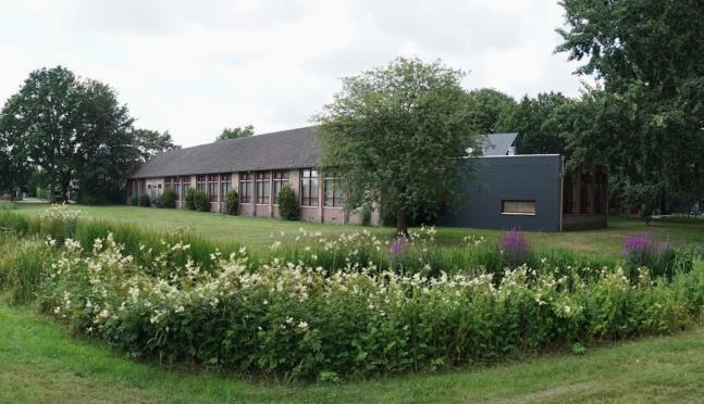 Christelijke Basisschool De Librije in Gorredijk, met een groen schoolplein en omliggende natuur. Christelijke Basisschool De Librije in Gorredijk, met een groen schoolplein en omliggende natuur.