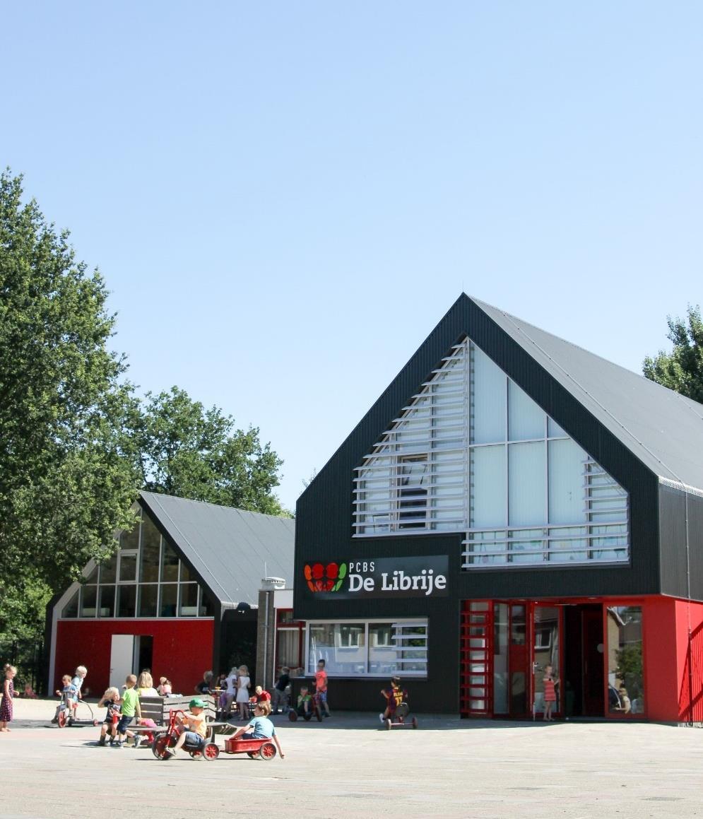 Christelijke Basisschool De Librije in Gorredijk met kinderen op het schoolplein. Christelijke Basisschool De Librije in Gorredijk met kinderen op het schoolplein.