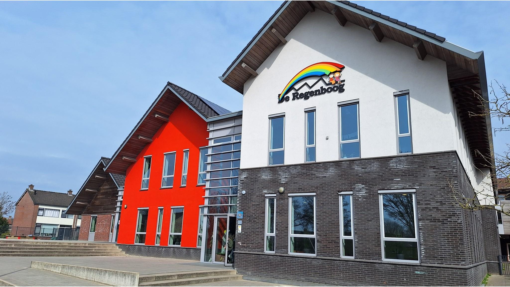 Christelijke Basisschool De Regenboog in Amerongen met een kleurrijke gevel en moderne architectuur. Christelijke Basisschool De Regenboog in Amerongen met een kleurrijke gevel en moderne architectuur.
