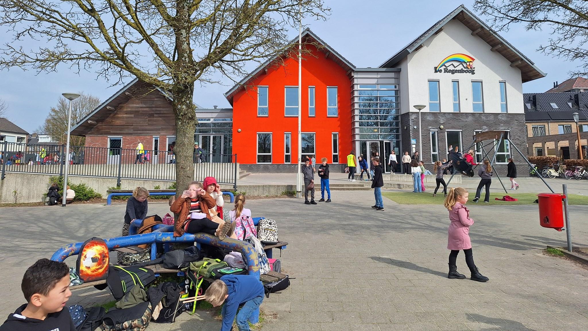 Christelijke Basisschool De Regenboog in Amerongen, met kinderen die spelen op het schoolplein. Christelijke Basisschool De Regenboog in Amerongen, met kinderen die spelen op het schoolplein.