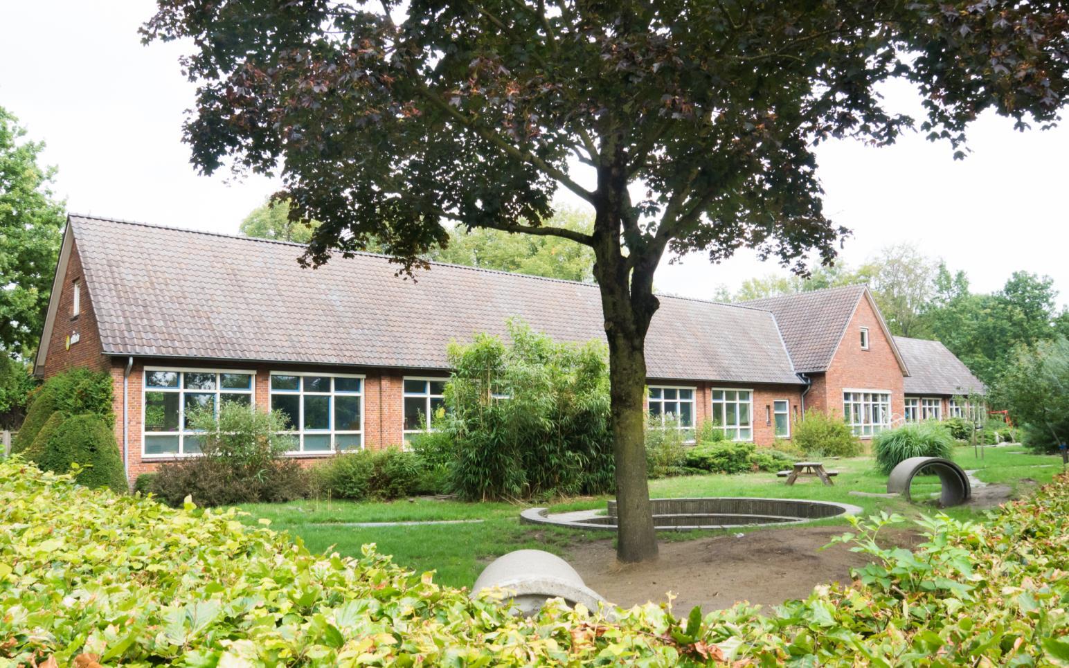 Christelijke Basisschool Eltheto in Vriezenveen met een groen schoolplein en leslokalen. Christelijke Basisschool Eltheto in Vriezenveen met een groen schoolplein en leslokalen.