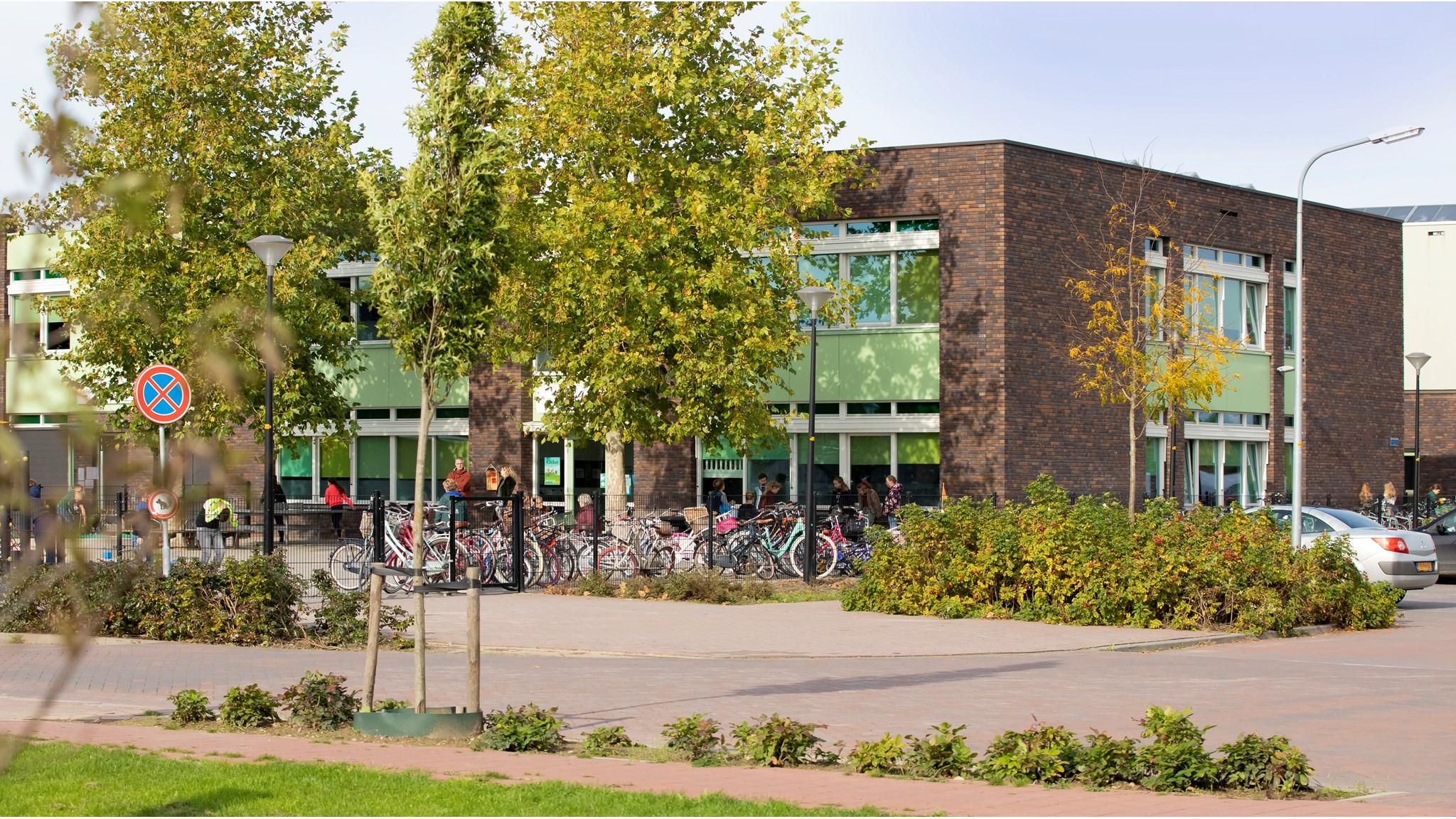 Christelijke Basisschool Goudenstein in Haaften met een druk schoolplein vol fietsen. Christelijke Basisschool Goudenstein in Haaften met een druk schoolplein vol fietsen.
