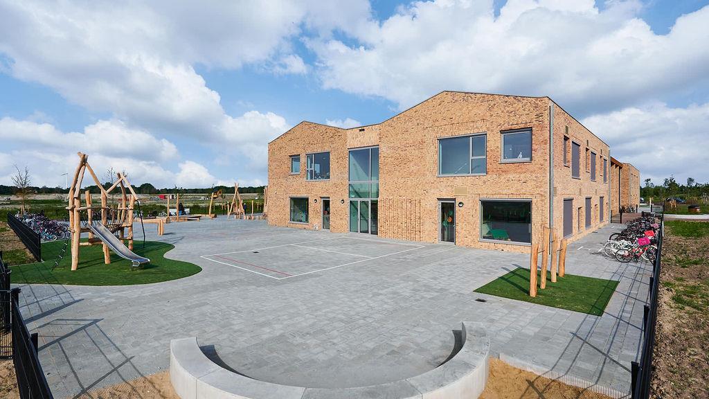 Christelijke basisschool TOV in Waddinxveen met een modern schoolplein en speeltoestellen. Christelijke basisschool TOV in Waddinxveen met een modern schoolplein en speeltoestellen.