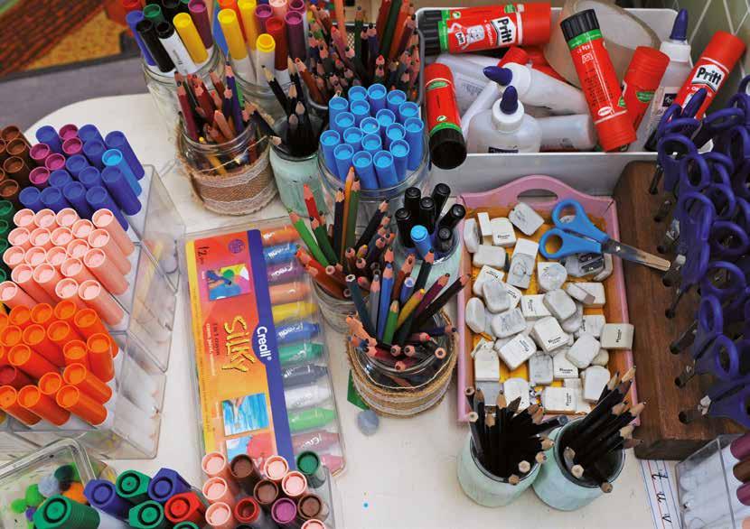 Creatief materiaal en kunstbenodigdheden op een werktafel van de Amsterdam International Community School (AICS) in Amsterdam. Creatief materiaal en kunstbenodigdheden op een werktafel van de Amsterdam International Community School (AICS) in Amsterdam.