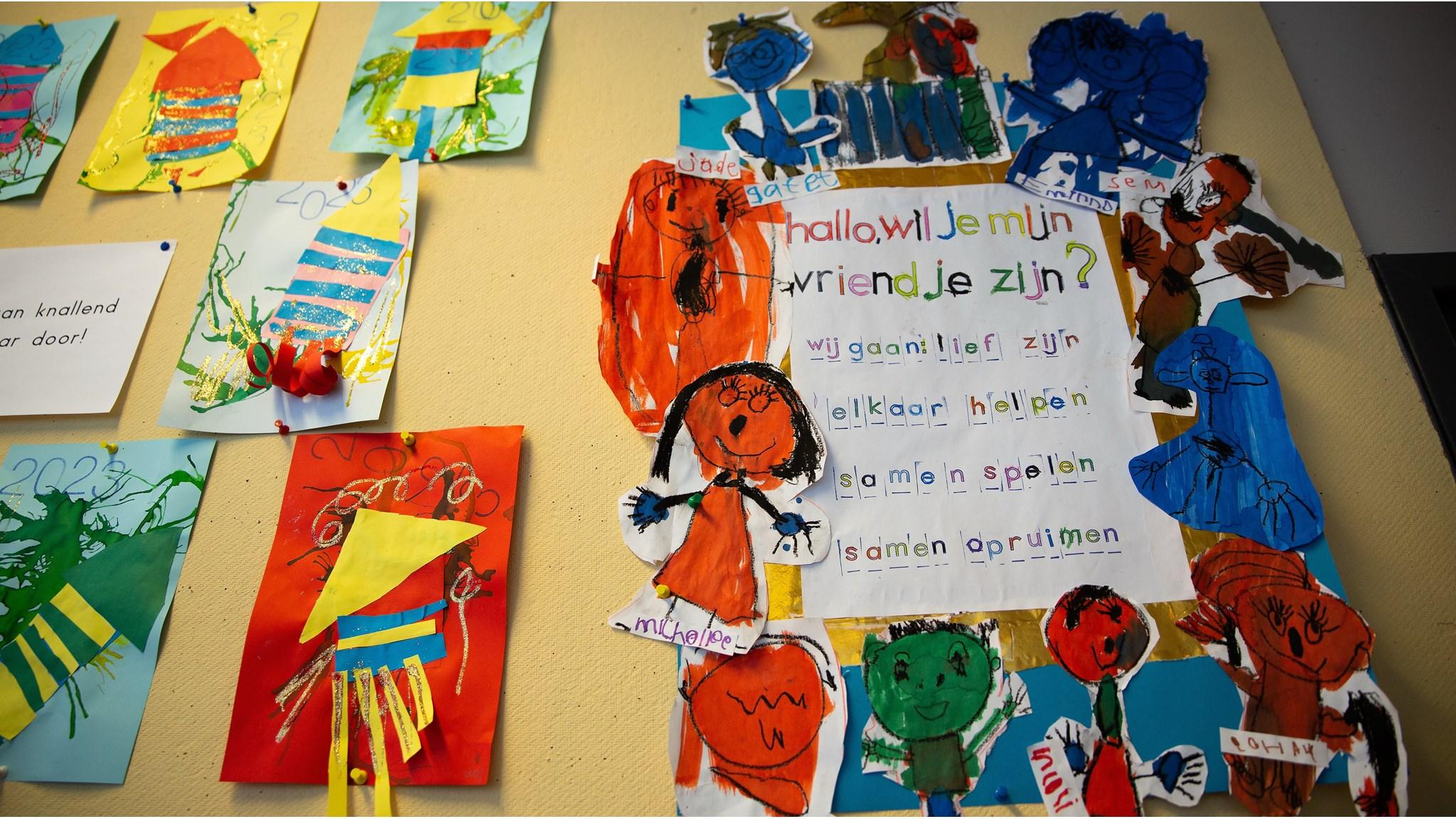 Creatieve kinderkunst en een uitnodiging tot vriendschap te zien op de muur van SBO De Toekomst in Dordrecht. Creatieve kinderkunst en een uitnodiging tot vriendschap te zien op de muur van SBO De Toekomst in Dordrecht.