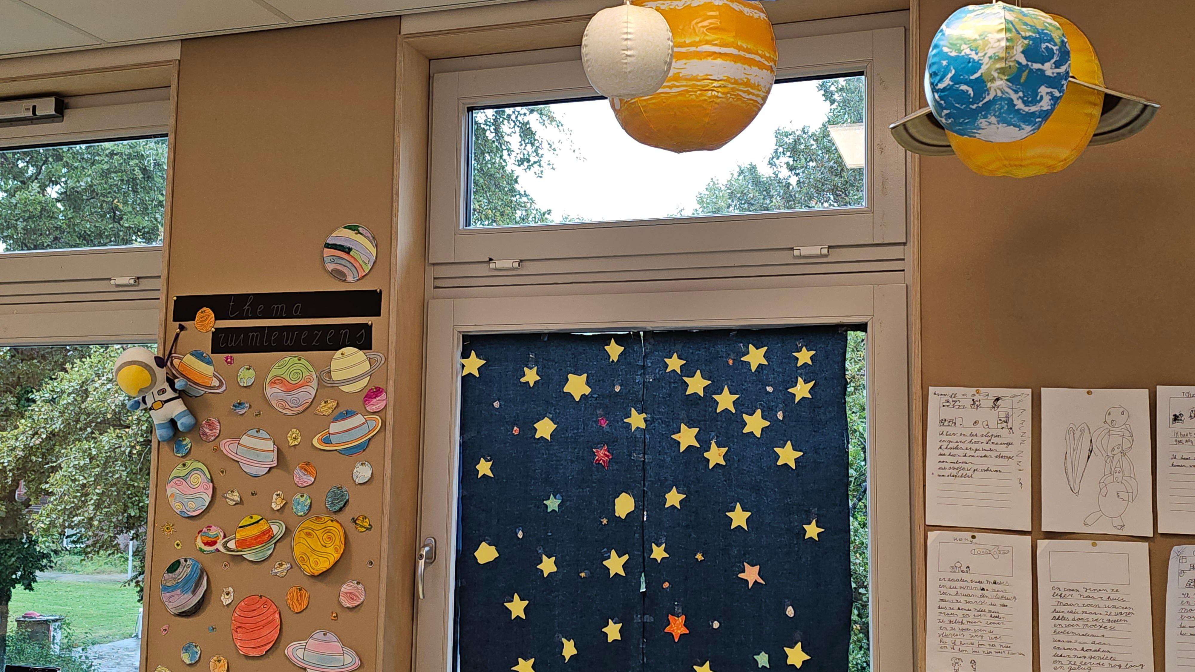 Creatieve klasdecoratie met sterren en planeten in IKC Knotwilg, Amsterdam. Creatieve klasdecoratie met sterren en planeten in IKC Knotwilg, Amsterdam.
