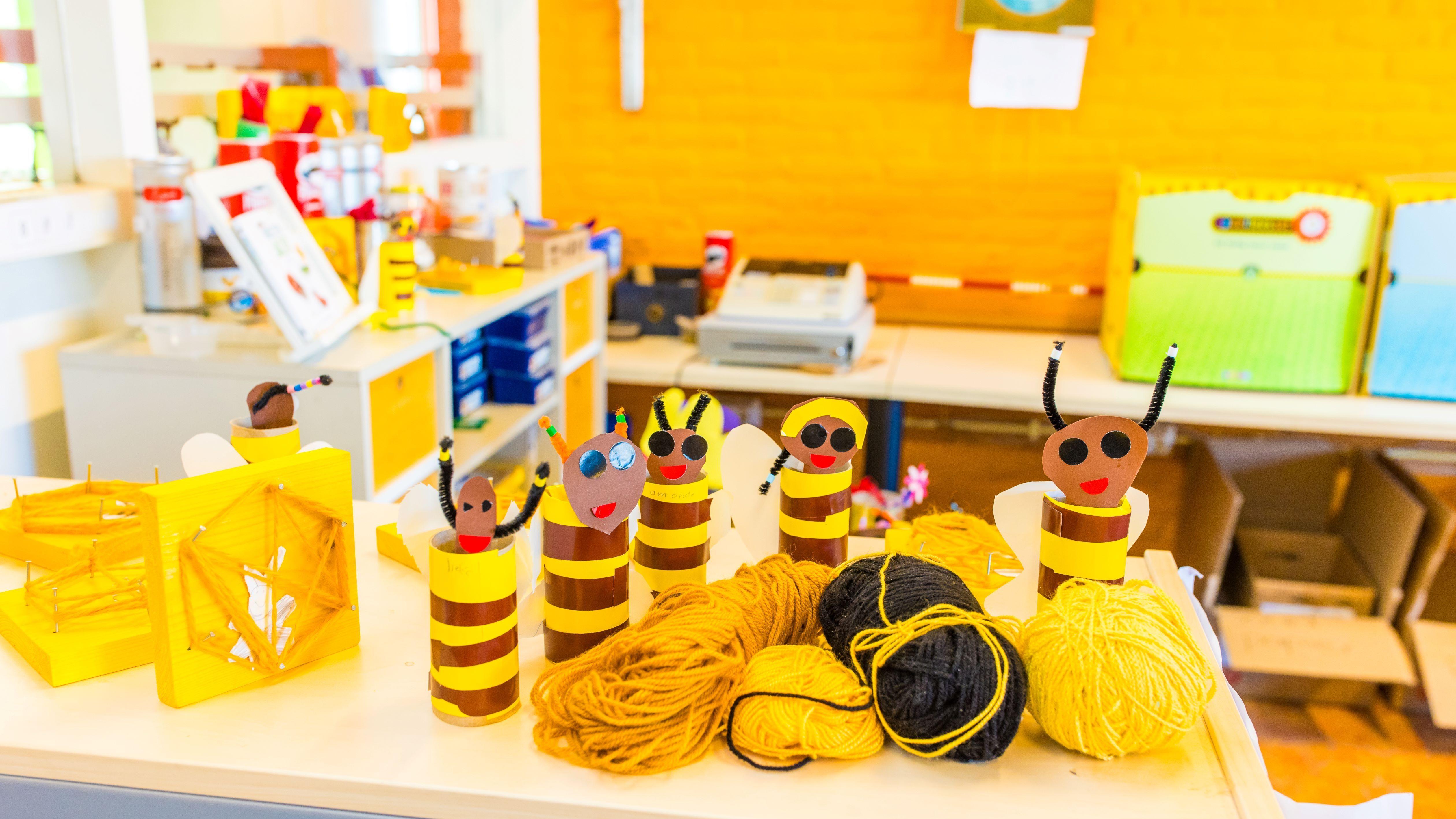 Creatieve knutselwerkjes van 'cbs de Regenboog' in Tolbert, met bijenkunstwerken en wol in verschillende kleuren. Creatieve knutselwerkjes van 'cbs de Regenboog' in Tolbert, met bijenkunstwerken en wol in verschillende kleuren.