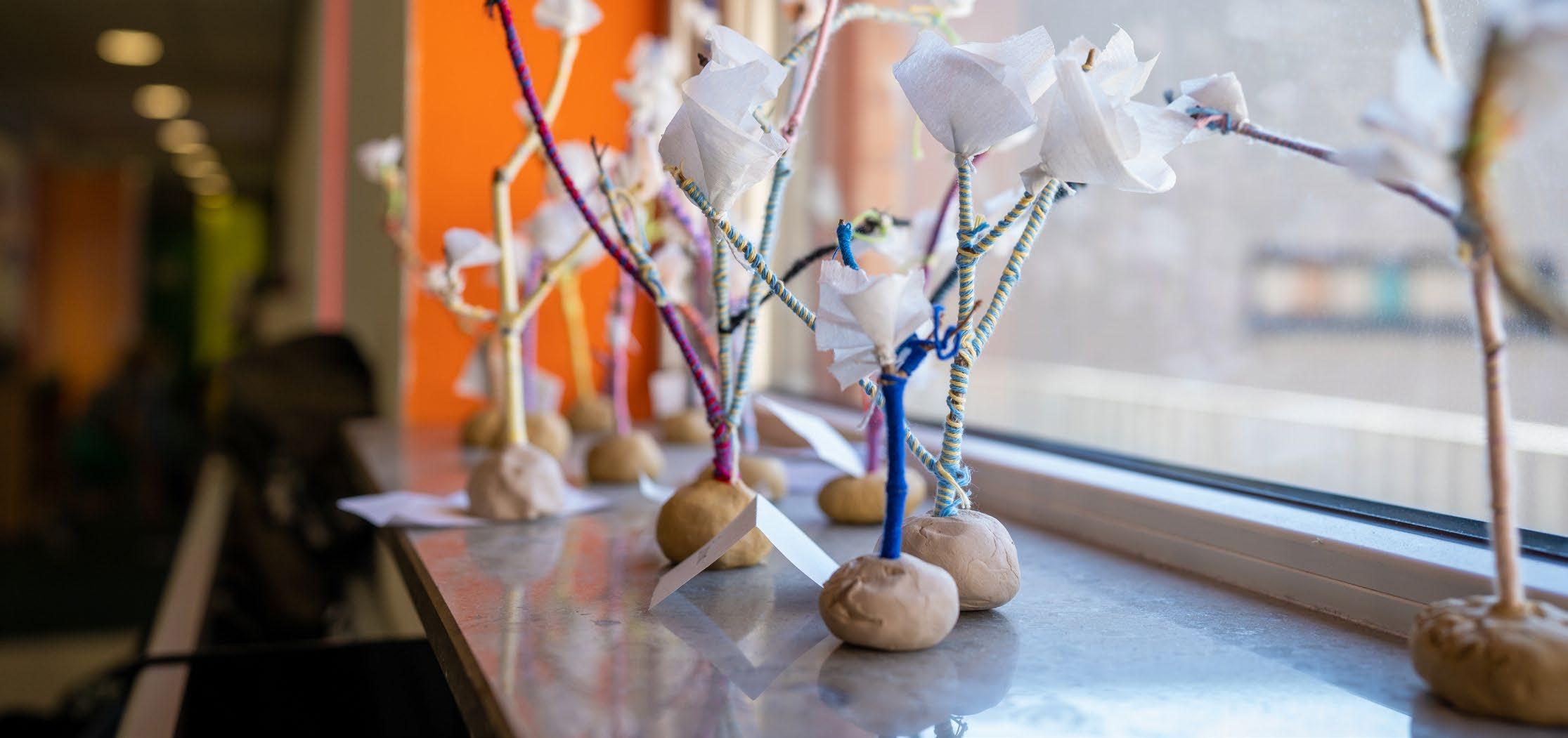 Creatieve kunstprojecten van leerlingen van de Hubertusschool in Herten, weergegeven met door hen gemaakte bloeiende boompjes. Creatieve kunstprojecten van leerlingen van de Hubertusschool in Herten, weergegeven met door hen gemaakte bloeiende boompjes.