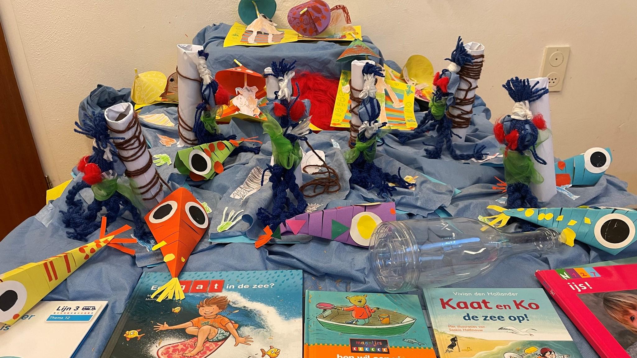 Creatieve kunstwerken en boeken over de zee op de tafel van Openbare Basisschool 't Zwanenest in Schagerbrug. Creatieve kunstwerken en boeken over de zee op de tafel van Openbare Basisschool 't Zwanenest in Schagerbrug.