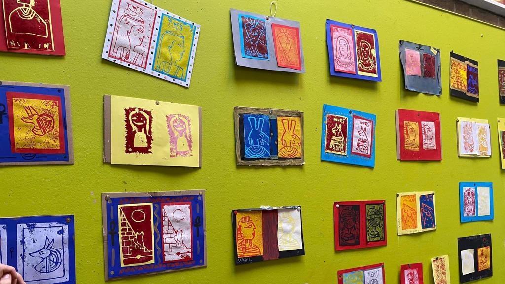 Creatieve kunstwerken van leerlingen hangen aan de muur op het schoolplein van de John F. Kennedy Montessori basisschool in Den Haag. Creatieve kunstwerken van leerlingen hangen aan de muur op het schoolplein van de John F. Kennedy Montessori basisschool in Den Haag.