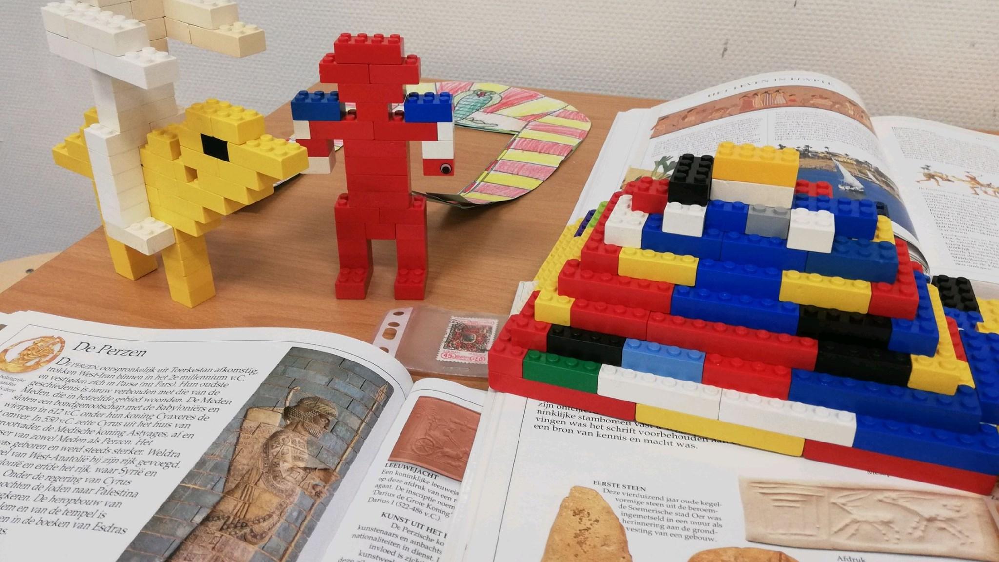 Creatieve LEGO-bouwsels op een tafel met boeken bij Christelijke basisschool de Bron in Enschede. Creatieve LEGO-bouwsels op een tafel met boeken bij Christelijke basisschool de Bron in Enschede.