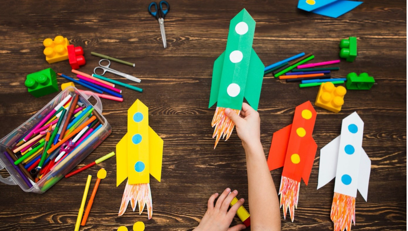 Creatieve papieren raketten gemaakt door leerlingen van Basisschool Albert Schweitzer in Didam. Creatieve papieren raketten gemaakt door leerlingen van Basisschool Albert Schweitzer in Didam.