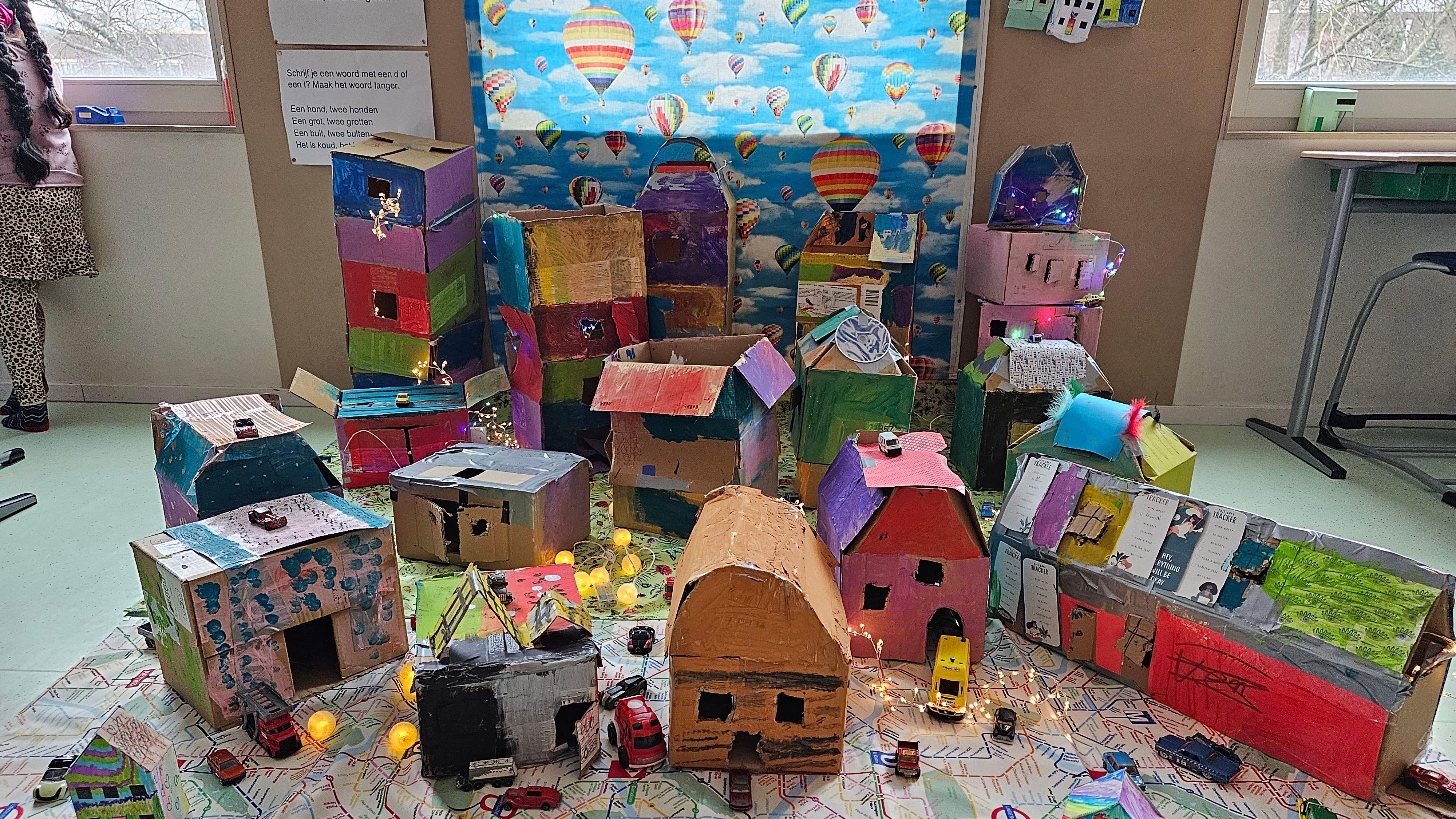 Creatieve tentoonstelling van kleurrijke modellen van huizen gemaakt door leerlingen van IKC Knotwilg in Amsterdam. Creatieve tentoonstelling van kleurrijke modellen van huizen gemaakt door leerlingen van IKC Knotwilg in Amsterdam.