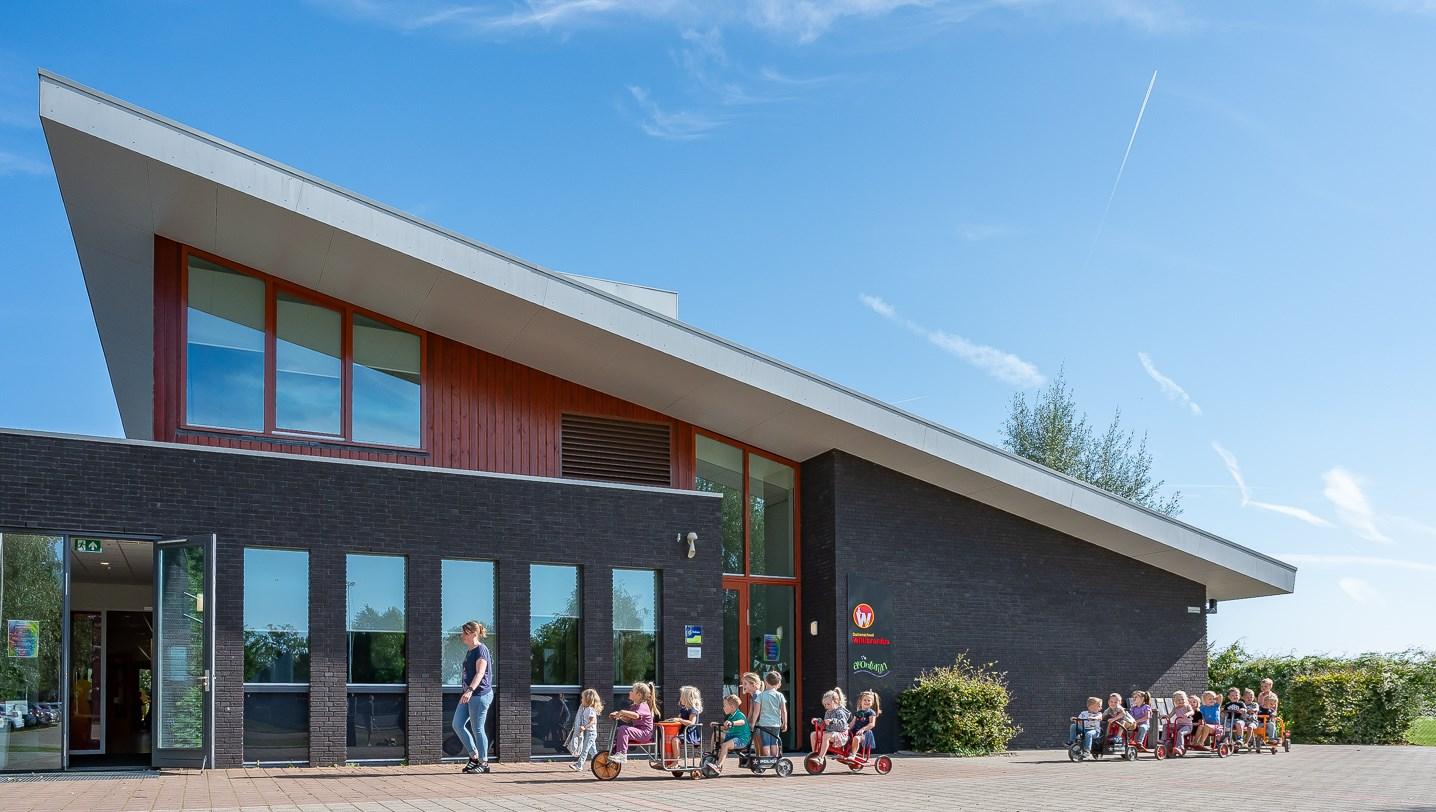Daltonschool Willibrordus in Ruurlo met kinderen die buiten spelen op het schoolplein. Daltonschool Willibrordus in Ruurlo met kinderen die buiten spelen op het schoolplein.