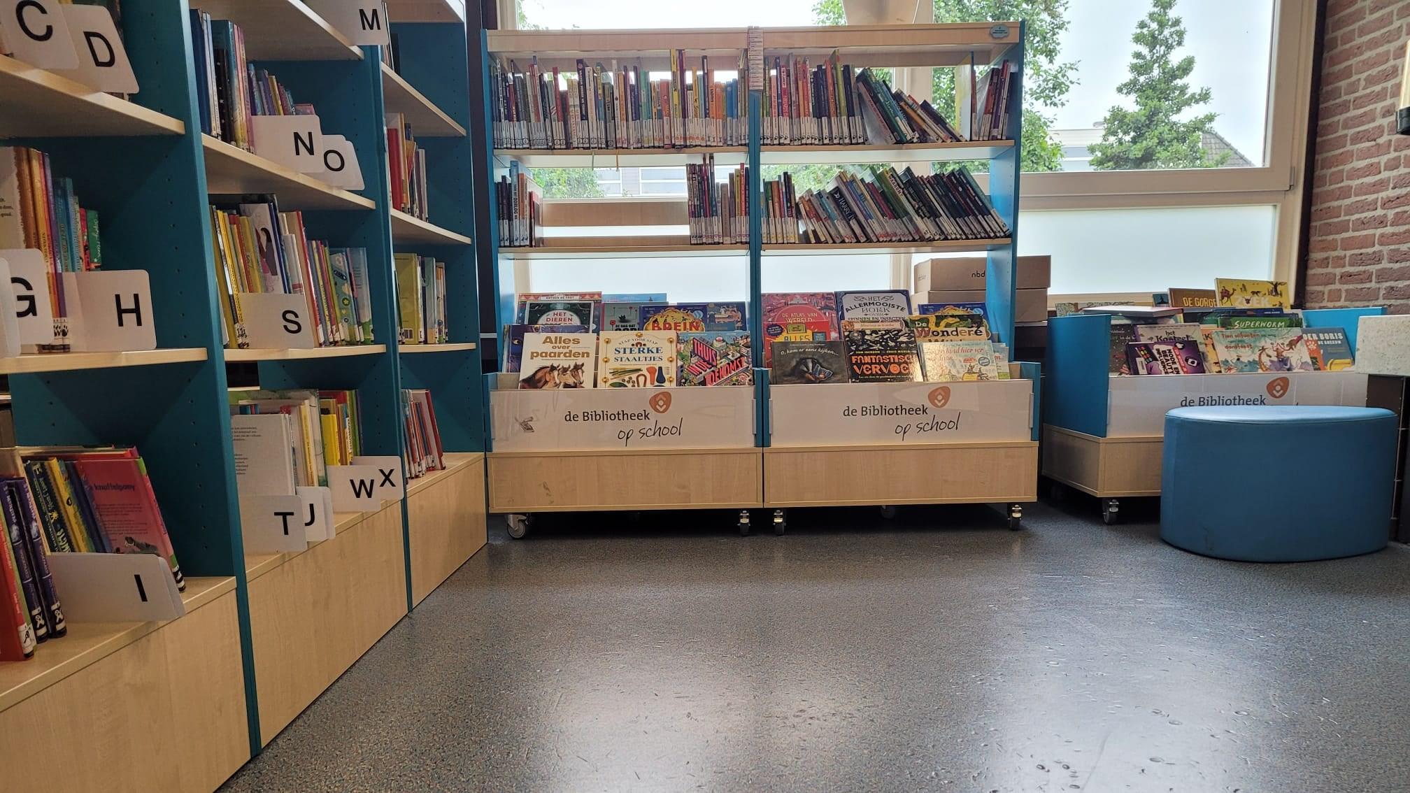 De afbeelding toont de bibliotheek binnen KC De Ruimte in Kudelstaart, met boekenkasten en leesmaterialen voor leerlingen. De afbeelding toont de bibliotheek binnen KC De Ruimte in Kudelstaart, met boekenkasten en leesmaterialen voor leerlingen.