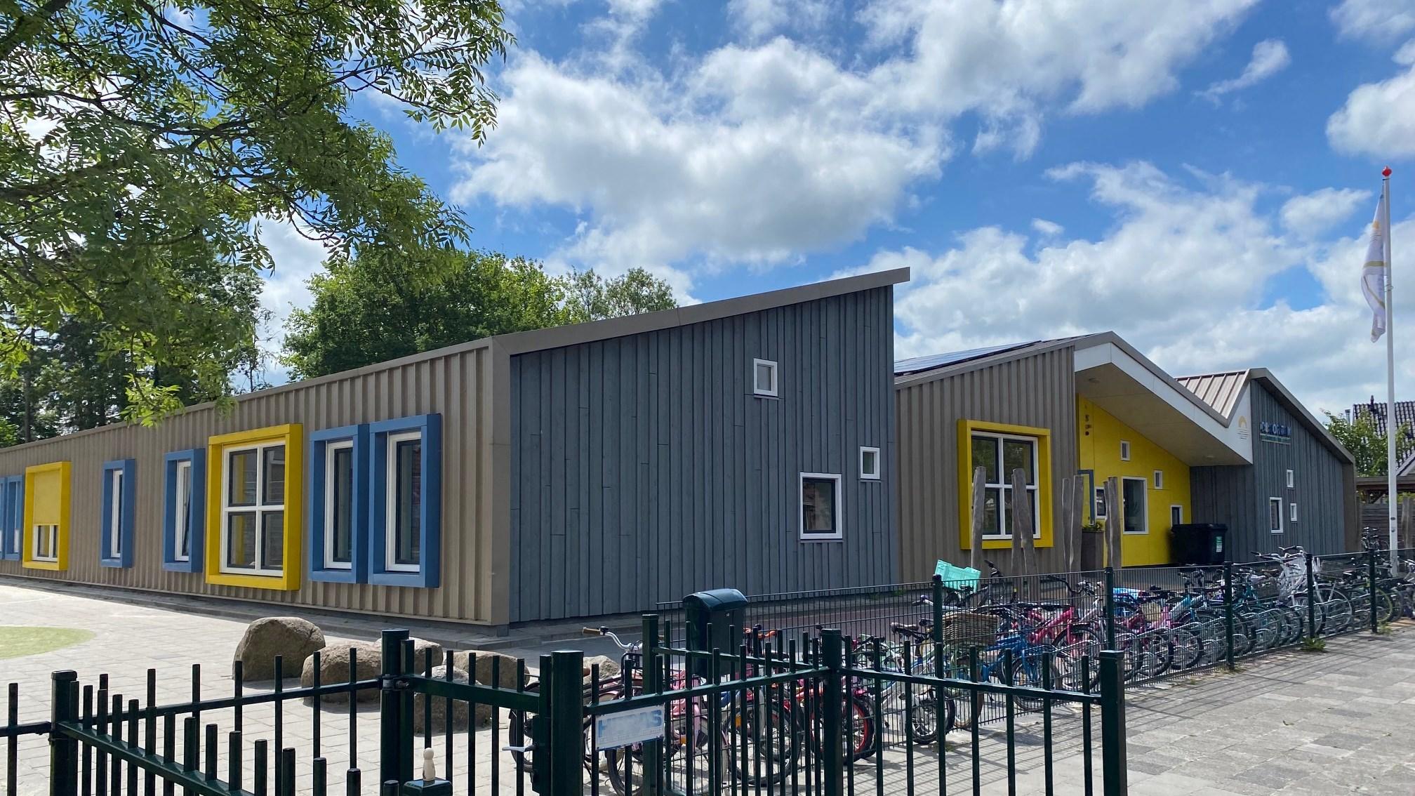 De afbeelding toont de kleurrijke gevel van Basisschool De Horizon in Bedum. De afbeelding toont de kleurrijke gevel van Basisschool De Horizon in Bedum.