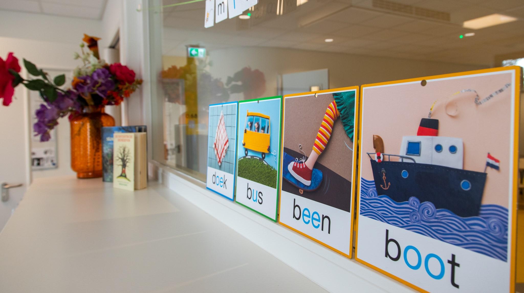 De afbeelding toont de kleurrijke leermiddelen van Basisschool De Regenboog in Hoensbroek, met afbeeldingen van objecten en hun Nederlandse namen. De afbeelding toont de kleurrijke leermiddelen van Basisschool De Regenboog in Hoensbroek, met afbeeldingen van objecten en hun Nederlandse namen.
