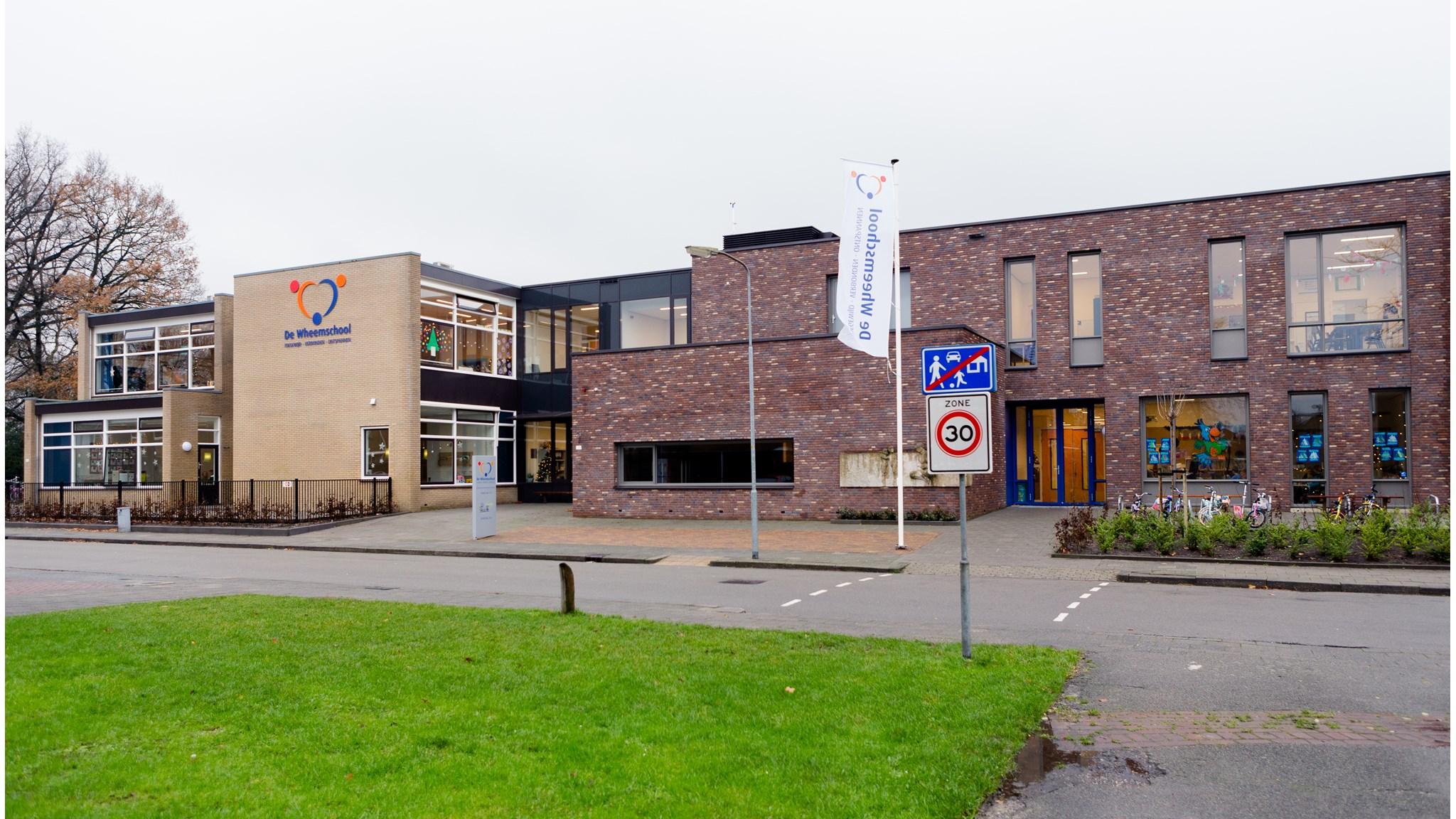 De afbeelding toont De Wheemschool in Voorthuizen, duidelijk zichtbaar met een modern gebouw en schoolomgeving. De afbeelding toont De Wheemschool in Voorthuizen, duidelijk zichtbaar met een modern gebouw en schoolomgeving.