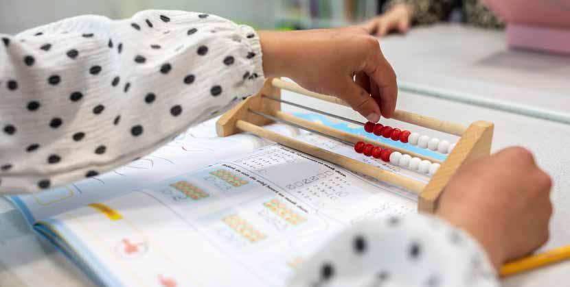 De afbeelding toont een kind dat een telraam gebruikt in de klas van Het Baken II in Veenendaal. De afbeelding toont een kind dat een telraam gebruikt in de klas van Het Baken II in Veenendaal.