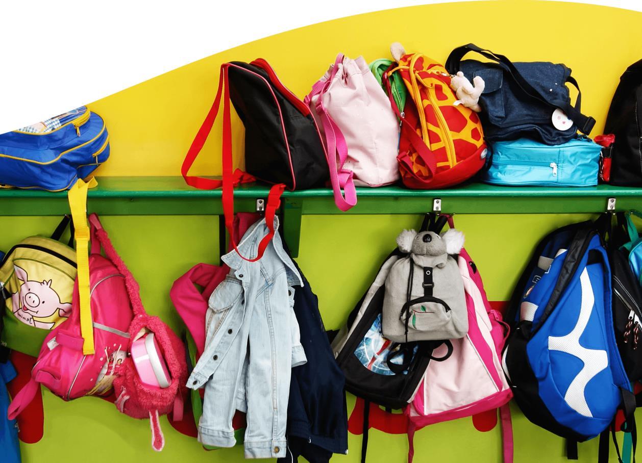 De afbeelding toont een kleurrijke wand met schooltassen en jassen van leerlingen van Openbare Basisschool de Sleutel in Tilburg. De afbeelding toont een kleurrijke wand met schooltassen en jassen van leerlingen van Openbare Basisschool de Sleutel in Tilburg.